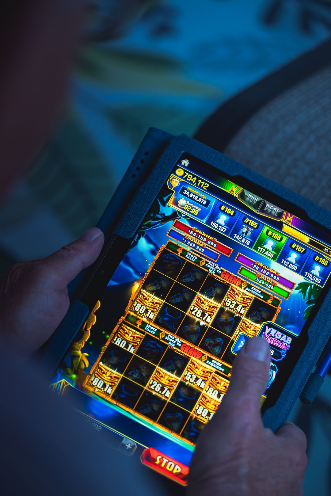 Bermain permainan kartu di tablet sambil bersantai